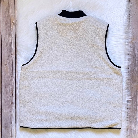 The North Face Women’s Cuchillo Reversible Navy Vest - Picture 7 of 9